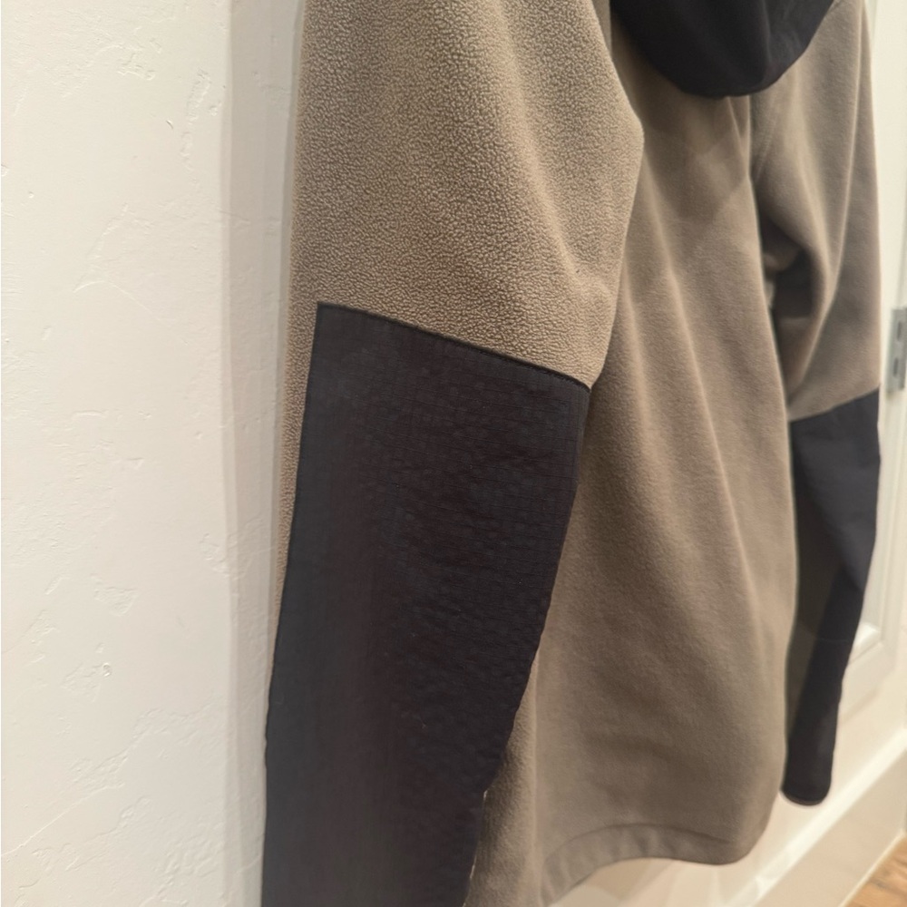 ALO Yoga Men's Performance Jacket in Taupe and Black - Picture 9 of 9
